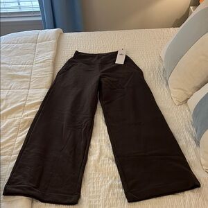 NWT ALO SERENITY WIDE LEG SWEATPANTS